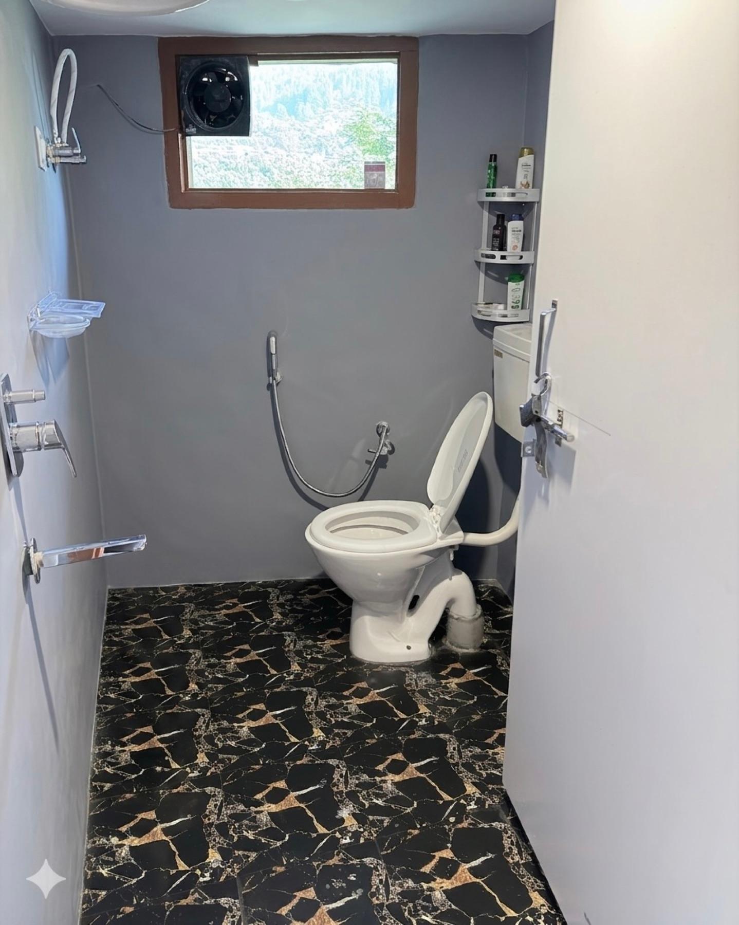 Bathroom with a mountain valley view at House of Hulda